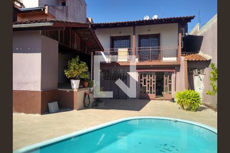 Casa à venda com 200m², 3 quartos e 2 vagas Casa à venda com 200m², 3 quartos e 2 vagasPiscina