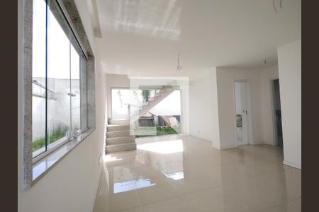 Sala  de casa de condomínio à venda com 4 quartos, 128m² em Jacarepaguá, Rio de Janeiro