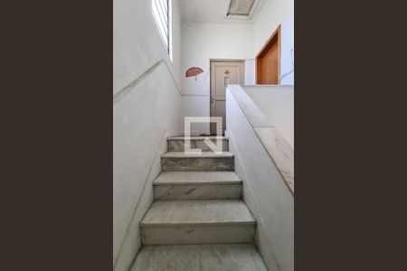 Apartamento à venda com 75m², 2 quartos e sem vagaEscada