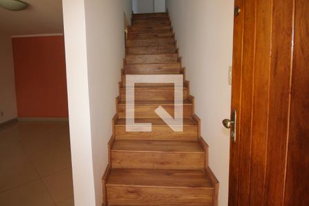 Escada de casa para alugar com 2 quartos, 98m² em Camaquã, Porto Alegre