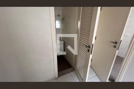 Apartamento à venda com 218m², 3 quartos e 2 vagas Apartamento à venda com 218m², 3 quartos e 2 vagasQuarto de Serviço