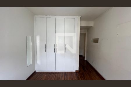 Apartamento à venda com 218m², 3 quartos e 2 vagas Apartamento à venda com 218m², 3 quartos e 2 vagasQuarto