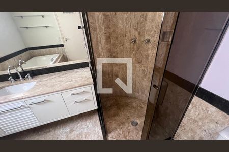 Apartamento à venda com 218m², 3 quartos e 2 vagas Apartamento à venda com 218m², 3 quartos e 2 vagasBanheiro da Suíte 2