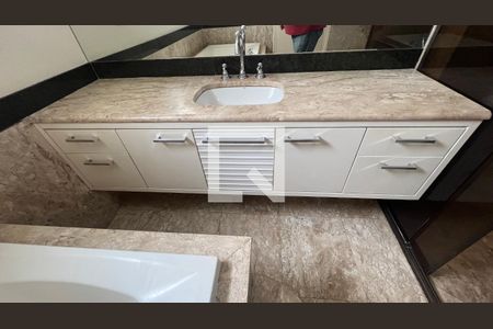 Apartamento à venda com 218m², 3 quartos e 2 vagas Apartamento à venda com 218m², 3 quartos e 2 vagasBanheiro da Suíte 2