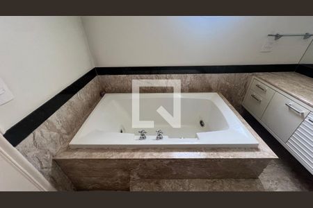 Apartamento à venda com 218m², 3 quartos e 2 vagas Apartamento à venda com 218m², 3 quartos e 2 vagasBanheira