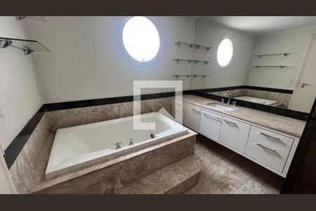 Apartamento à venda com 218m², 3 quartos e 2 vagas Apartamento à venda com 218m², 3 quartos e 2 vagasBanheiro da Suíte 2