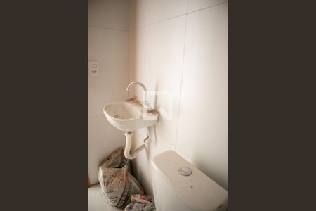 Banheiro de kitnet/studio para alugar com 0 quarto, 28m² em Vila Mazzei, São Paulo
