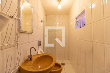 Casa à venda com 95m², 2 quartos e 2 vagasBanheiro da Edícula