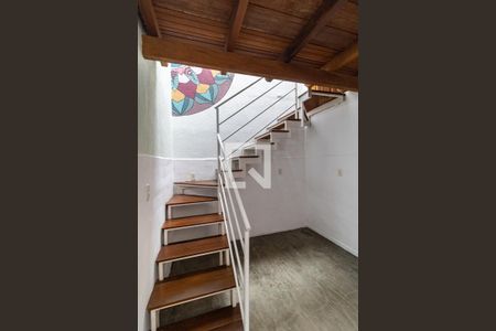 Casa à venda com 95m², 2 quartos e 2 vagasEscada