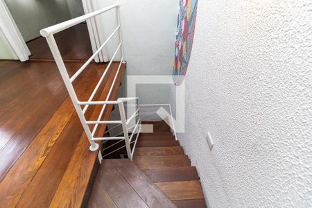 Casa à venda com 95m², 2 quartos e 2 vagasEscada