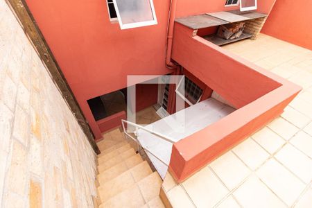 Casa à venda com 95m², 2 quartos e 2 vagasEscada