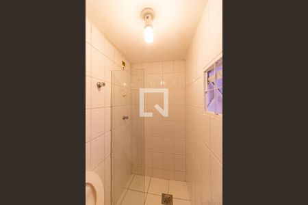 Casa à venda com 95m², 2 quartos e 2 vagasBanheiro da Edícula