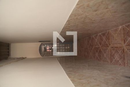 Casa para alugar com 120m², 3 quartos e 1 vagaCorredor lateral da casa