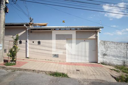 Casa à venda com 220m², 4 quartos e 2 vagasFachada