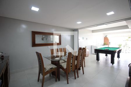 Casa à venda com 220m², 4 quartos e 2 vagasSala de TV