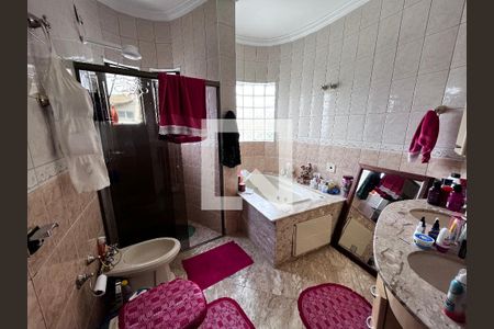 Casa à venda com 352m², 4 quartos e 4 vagasBanheiro