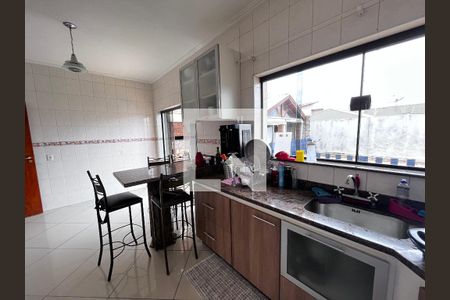 Casa à venda com 352m², 4 quartos e 4 vagasCozinha