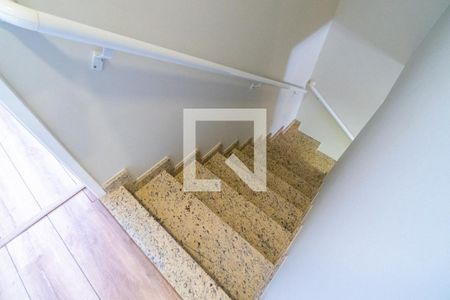 Casa à venda com 120m², 3 quartos e 2 vagas Casa à venda com 120m², 3 quartos e 2 vagasEscada