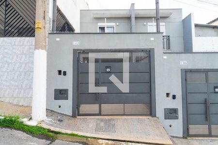 Casa à venda com 120m², 3 quartos e 2 vagas Casa à venda com 120m², 3 quartos e 2 vagasFachada
