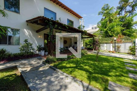 Casa de condomínio para alugar com 700m², 5 quartos e 3 vagas Casa de condomínio para alugar com 700m², 5 quartos e 3 vagasQuintal