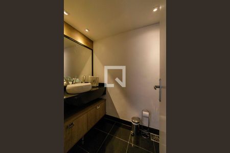 Casa de condomínio para alugar com 700m², 5 quartos e 3 vagas Casa de condomínio para alugar com 700m², 5 quartos e 3 vagasEstúdio Banheiro