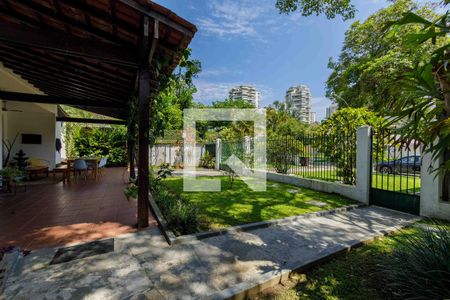 Casa de condomínio para alugar com 700m², 5 quartos e 3 vagas Casa de condomínio para alugar com 700m², 5 quartos e 3 vagasQuintal