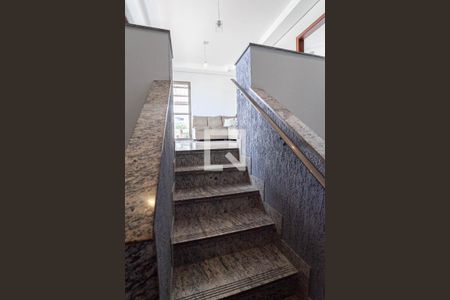 Apartamento à venda com 220m², 5 quartos e 3 vagas Apartamento à venda com 220m², 5 quartos e 3 vagasEscada