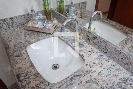 Apartamento à venda com 220m², 5 quartos e 3 vagas Apartamento à venda com 220m², 5 quartos e 3 vagasBanheiro social