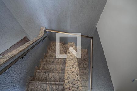 Apartamento à venda com 220m², 5 quartos e 3 vagas Apartamento à venda com 220m², 5 quartos e 3 vagasEscada