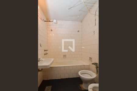 Banheiro de kitnet/studio para alugar com 1 quarto, 20m² em Funcionários, Belo Horizonte