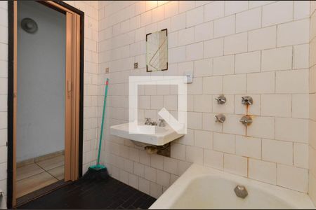 Banheiro de kitnet/studio para alugar com 1 quarto, 20m² em Funcionários, Belo Horizonte