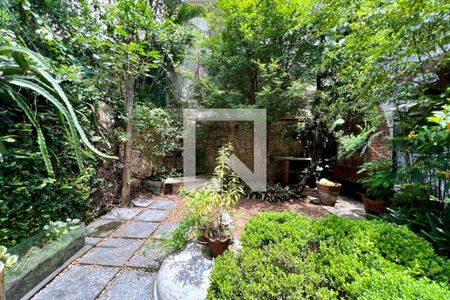 Casa à venda com 480m², 4 quartos e 5 vagas Casa à venda com 480m², 4 quartos e 5 vagasPátio