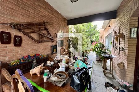 Casa à venda com 480m², 4 quartos e 5 vagas Casa à venda com 480m², 4 quartos e 5 vagasVaranda 2