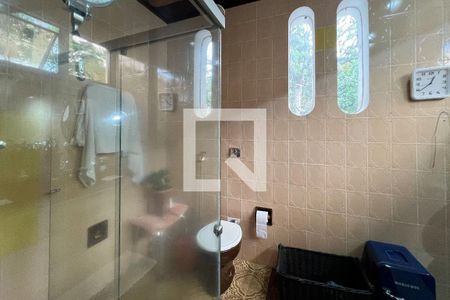 Casa à venda com 480m², 4 quartos e 5 vagasBanheiro da Suíte 2