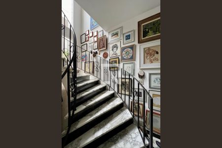 Casa à venda com 480m², 4 quartos e 5 vagas Casa à venda com 480m², 4 quartos e 5 vagasEscada