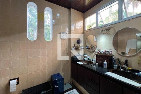 Casa à venda com 480m², 4 quartos e 5 vagasBanheiro da Suíte 2