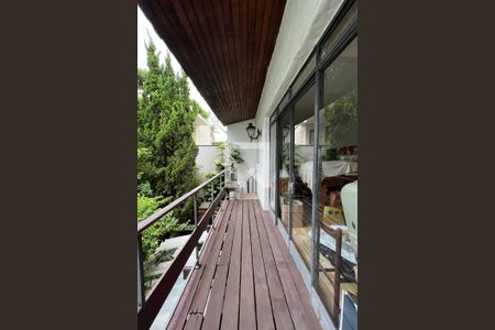 Casa à venda com 480m², 4 quartos e 5 vagas Casa à venda com 480m², 4 quartos e 5 vagasSacada