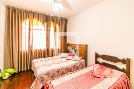 Casa à venda com 315m², 3 quartos e 8 vagasQuarto 2