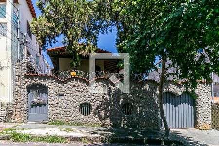 Casa à venda com 315m², 3 quartos e 8 vagasFachada