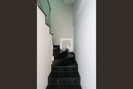 Casa à venda com 143m², 3 quartos e 2 vagasEscada de entrada