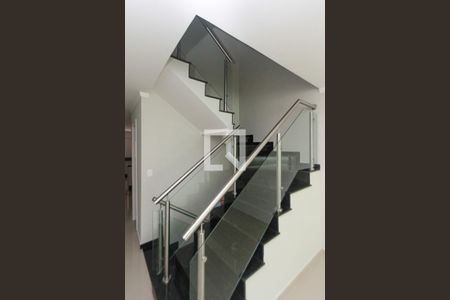 Escada de casa para alugar com 3 quartos, 143m² em Capão do Embira, São Paulo