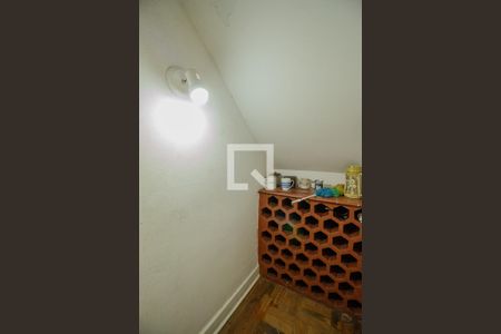 Casa à venda com 167m², 3 quartos e 2 vagas Casa à venda com 167m², 3 quartos e 2 vagasPorão escadas