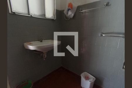 Casa à venda com 254m², 3 quartos e 3 vagasBanheiro 01 ao lado da cozinha