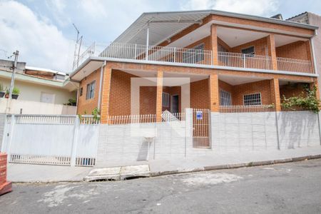 Casa à venda com 200m², 3 quartos e 2 vagas Casa à venda com 200m², 3 quartos e 2 vagasFachada