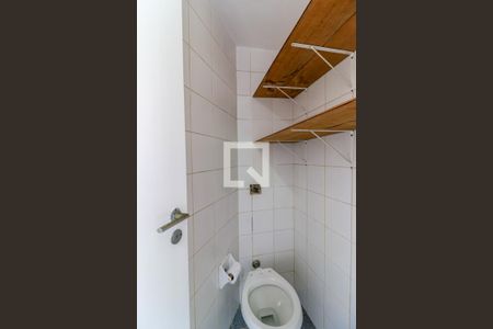 Banheiro de serviço de apartamento para alugar com 3 quartos, 82m² em Jardim das Acácias, São Paulo