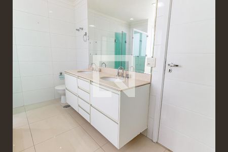 Apartamento para alugar com 246m², 4 quartos e 5 vagas Apartamento para alugar com 246m², 4 quartos e 5 vagasBanheiro da Suíte 3