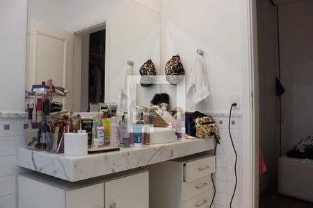 Casa de condomínio à venda com 1000m², 5 quartos e 6 vagasBanheiro da Suíte 1