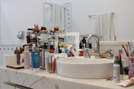 Casa de condomínio à venda com 1000m², 5 quartos e 6 vagasBanheiro da Suíte 1