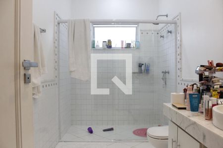 Casa de condomínio à venda com 1000m², 5 quartos e 6 vagasBanheiro da Suíte 1