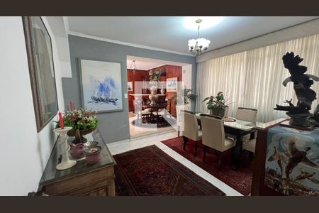 Casa à venda com 650m², 5 quartos e 6 vagas Casa à venda com 650m², 5 quartos e 6 vagasSala de Jantar